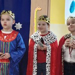 dzieci w strojach  trzech króli