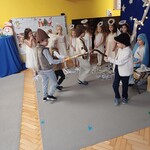 dzieci w strojach pastuszków tańczą na scenie