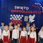 dzieci śpiewają  hymn