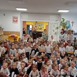 Dzieci wraz z paniami uczestniczą w obchodach święta 11 listopada