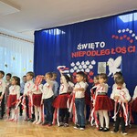 dzieci tańczą ze wstążkami