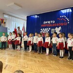 dzieci dumnie recytują wiersz ' Kto ty jesteś?