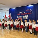dzieci z  powagą śpiewają hymn narodowy
