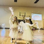 dzieci występują na scenie