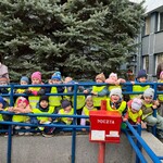 dzieci  stoją przy  urzędzie pocztowym
