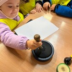 dziewczynka stempluje kartkę