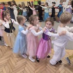 dzieci bawią się tworząc pociąg (1).jpg