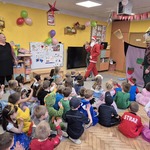 dzieci witają św. Mikołaja (1).jpg