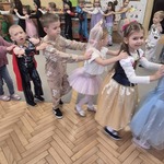 dzieci w przebranich bawią się przy muzyce (1).jpg