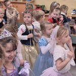 swobodny taniec dzieci w strojach karnawałowych (1).jpg