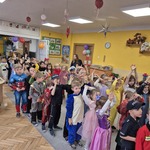 strasze dzieci naśladują ruchy prowadzących imprezę (1).jpg