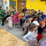 dzieci naśladują ruchy artystów