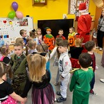 dzieci witają św. Mikołaja (1).jpg