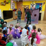 dzieci uważnie słuchają aktorów