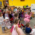 dzieci bawią się przy skocznej muzyce