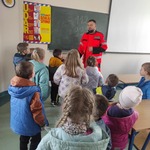 dzieci uważnie słuchają o zawodzie ratownika medycznego