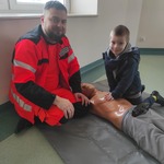 chłopiec ćwiczy na fantomach