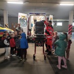 ratownik medyczny pokazuje wnętrze ambulansu