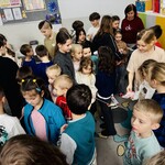 dzieci wymieniają się upominkami