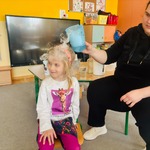 dziewczynka siedzi , nad jej głową unosi się para