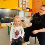 dziewczynka siedzi , nad jej głową unosi się para