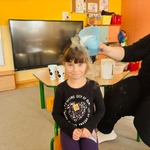 dziewczynka siedzi , nad jej głową unosi się para