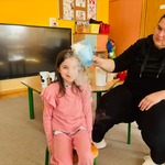 dziewczynka siedzi , nad jej głową unosi się para