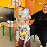 dziewczynka siedzi , nad jej głową unosi się para