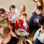 dzieci podają sobie kubek z parującym suchym lodem