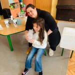 dziewczynka siedzi , trzyma naczynie laboratoryjne