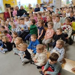 dzieci słuchają audycji muzycznej