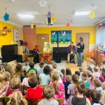 dzieci słuchają audycji muzycznej