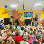 dzieci słuchają audycji muzycznej