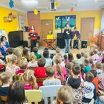 dzieci słuchają audycji muzycznej