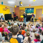 dzieci słuchają audycji muzycznej