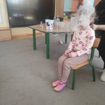 dziewczynka siedzi , nad jej głową unosi się para