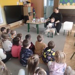 dzieci oglądają eksperymenty z suchym lodem
