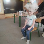 dziewczynka siedzi , nad jej głową unosi się para