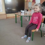 dziewczynka siedzi , nad jej głową unosi się para