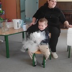 chłopiec wykonuje eksperyment