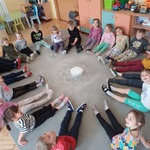 grupa dzieci pozuje do zdjęcia.jpg