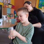 chłopiec trzyma butelkę z obłokiem z suchego lodu.jpg