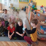 chłopiec pokazuje obłoki suchego lodu kolegom i koleżankom.jpg