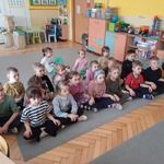dzieci uważnie oglądają prezentację suchego lodu.jpg
