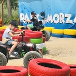 chłopiec jedzie na motorze