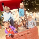 dzieci bawią się na placu zabaw