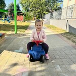 dziewczynka  jeździ na samochodziku