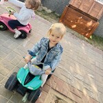 dziewczynka na samochodziku
