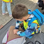 Chłopiec ćwiczy udzielenie pierwszej pomocy na fantomie.jpg