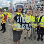 Chłopiec ze sprzętem Straży Miejskiej.jpg